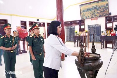 Thủ trưởng Quân khu 7 và lãnh đạo thành phố Đồng Nai dâng hương viếng liệt sĩ tại Di tích lịch sử quốc gia Chốt chặn Tàu Ô