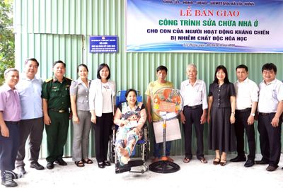 Bàn giao công trình sửa chữa nhà ở cho con của người hoạt động kháng chiến nhiễm chất độc hóa học
