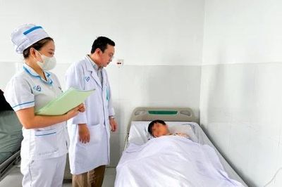 Cấp cứu thành công bé trai 11 tuổi bị cọc gỗ đâm xuyên đùi