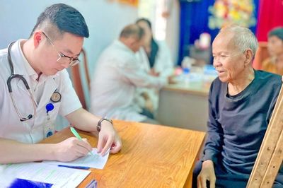 Nặng tình với vùng đất cách mạng