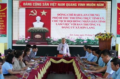 Phó Bí thư Thường trực Tỉnh ủy Rah Lan Chung làm việc với Ban Thường vụ Đảng ủy xã Sơn Lang