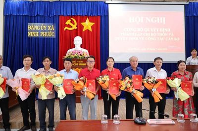 Đảng ủy xã Ninh Phước công bố quyết định thành lập 25 chi bộ thôn