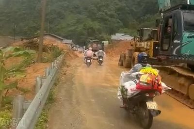 Thông xe tạm thời Quốc lộ 32 sau sạt lở khoảng 800 m³ đất đá tại xã Khao Mang