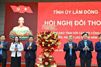 Lãnh đạo tỉnh Lâm Đồng đối thoại với cán bộ công đoàn, người lao động