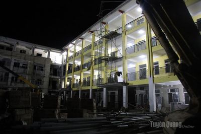 Đêm sáng đèn trên công trường Trường Phổ thông nội trú liên cấp Pà Vầy Sủ