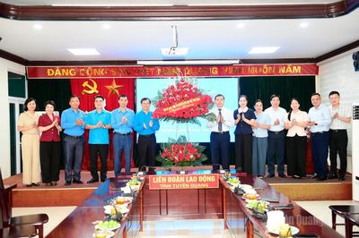 Phó Bí thư Tỉnh ủy, Chủ tịch Ủy ban MTTQ Việt Nam tỉnh Ma Thế Hồng chúc mừng Liên đoàn Lao động tỉnh Nhân kỷ niệm 97 năm Ngày thành lập Công đoàn Việt Nam