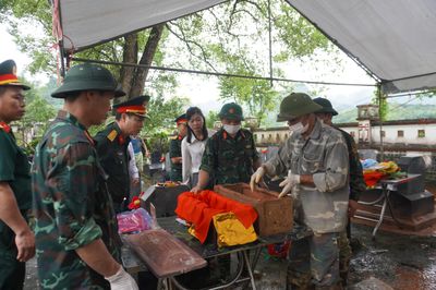 Lấy mẫu hài cốt liệt sĩ chưa xác định danh tính tại Nghĩa trang Liệt sĩ Ngân Sơn