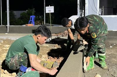 Xuyên đêm dựng mái ấm cho dân vùng lũ Mường Than