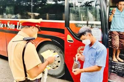 Phát hiện, xử lý 3 xe nhồi nhét khách trên tuyến Hà Nội - Tà Xùa