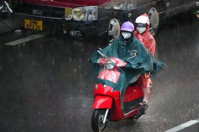 Ngày 28/7: Mưa lớn bao trùm nhiều khu vực, cảnh báo lốc xoáy và gió giật mạnh trên biển