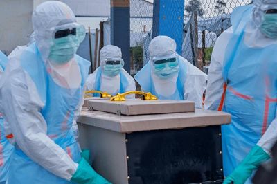 1.300 người chết vì Ebola, virus 'lây lan như cháy rừng'
