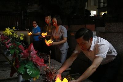 Người dân Thủ đô thắp nến tri ân tại Nghĩa trang Liệt sĩ