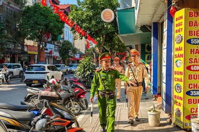 Hà Nội xử lý 39/51 điểm ùn tắc, giải tỏa gần 200 chợ cóc sau 6 tháng