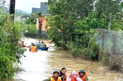 Mưa trắng đêm, nhiều khu vực ở Bảo Lộc ngập sâu