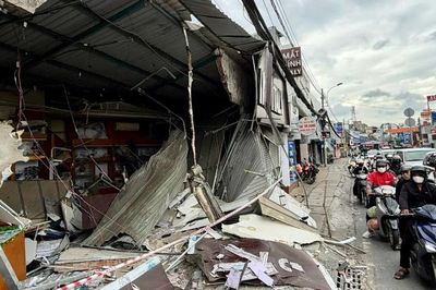 Xe ben tông sập cửa hàng mắt kính, 4 người trong gia đình bị thương