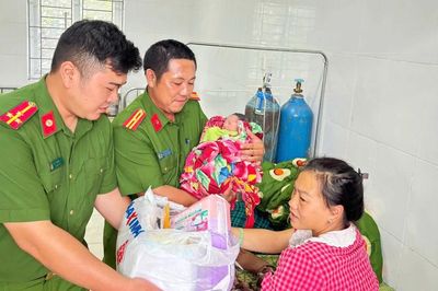 Công an xã hỗ trợ sản phụ sinh con an toàn trên xe