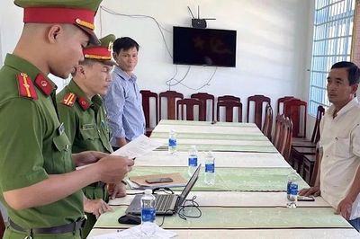 Truy tố nguyên Chủ tịch UBND xã 'tiếp tay' cho vợ lừa gần 15 tỷ đồng