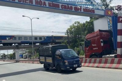 Một ngày phát hiện 3 vụ xe container 'đội' khung hạn chế chiều cao