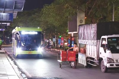 Phường Ba Đình lập lại trật tự ATGT trước cổng chợ Long Biên