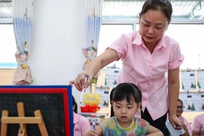 Giáo viên nghỉ hưu ký hợp đồng toàn thời gian được hưởng lương, phụ cấp thế nào?
