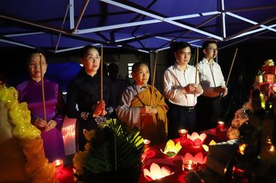 Đảng ủy Sở Nội vụ dâng hương, thắp nến tri ân các anh hùng liệt sĩ tại Nghĩa trang Liệt sĩ Thanh Sơn
