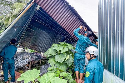 Dông lốc làm hư hỏng 18 căn nhà ở Xã Trần Văn Thời