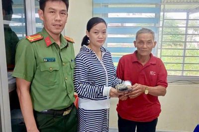 Mở chiếc túi vô chủ ven đường, người đàn ông sững sờ trước thứ bên trong