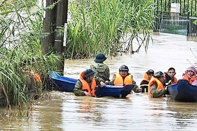 Cõng người già, trẻ nhỏ vượt vùng nước sâu