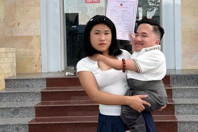 Cô gái 18 tuổi bế bạn trai mắc bệnh xương thủy tinh đi đăng ký kết hôn, câu chuyện phía sau khiến nhiều người cảm phục