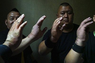 Luyện Chưởng biến dạng bàn tay, võ sư Trung Quốc nói sự thật về truyện Kim Dung
