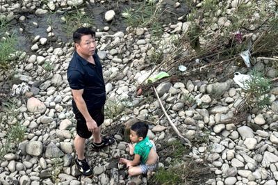 Cán bộ xã lao xuống sông, cứu cháu bé giữa dòng nước xiết