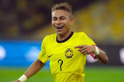 Malaysia 4-0 Lào: Sao Việt kiều 'im tiếng'