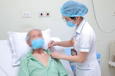 Người đàn ông 75 tuổi ung thư thanh quản, khối u che gần kín đường thở được cứu nhờ cuộc phẫu thuật đặc biệt