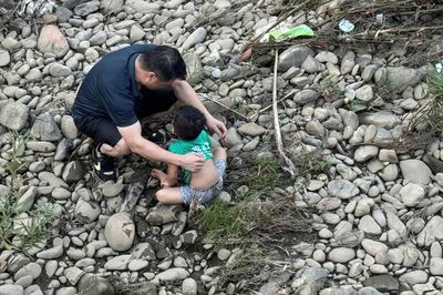 Cán bộ xã ở Thái Nguyên lao xuống sông cứu sống bé trai chới với giữa dòng nước