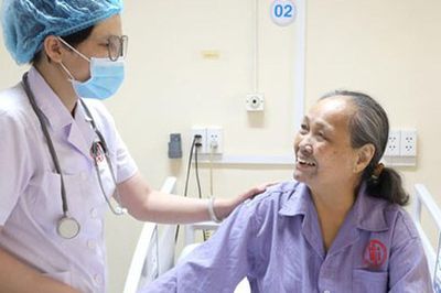 Người phụ nữ sốc nhiễm khuẩn, suy đa cơ quan sau 3 ngày sốt ho, bác sĩ chỉ dấu hiệu nguy hiểm ở người cao tuổi