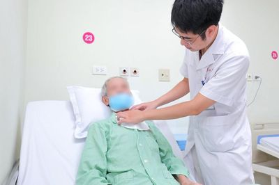 Khàn tiếng kéo dài, cụ ông 75 tuổi được phát hiện ung thư thanh quản