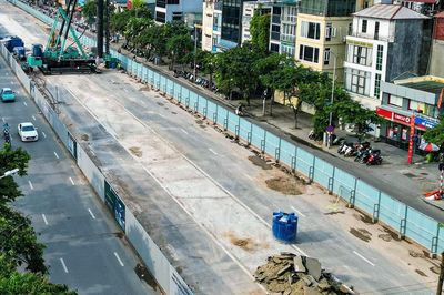 Gần 500m đường Văn Cao được rào chắn thi công ga S1 metro số 5