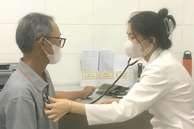 COVID-19 và cúm mùa có dấu hiệu tăng, Bộ Y tế lưu ý 6 đối tượng nguy cơ cao diễn biến nặng khi mắc