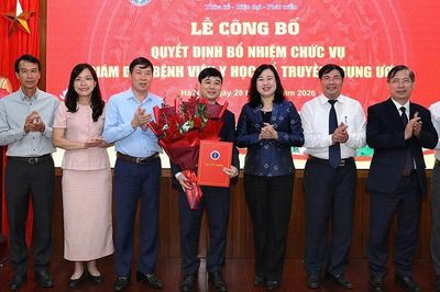 Bộ trưởng Đào Hồng Lan trao quyết định bổ nhiệm Giám đốc Bệnh viện Y học cổ truyền Trung ương