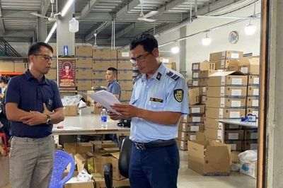 Đột xuất kiểm tra, phát hiện cơ sở sản xuất, chứa trữ quần áo nghi giả mạo nhãn hiệu nổi tiếng