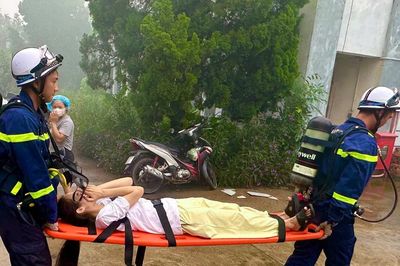 Giải cứu 3 người mắc kẹt trong đám cháy giả định
