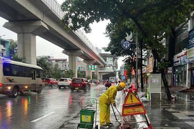 Mưa lớn từ sáng sớm, nhiều tuyến phố Hà Nội ngập cục bộ