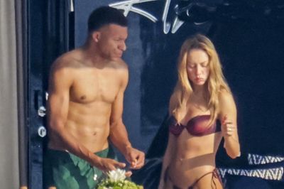 Mbappe tình tứ với bạn gái trên du thuyền