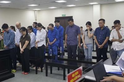 Đại diện VKS nói 'không thể chấp nhận' quan điểm bào chữa cho 2 cán bộ Hải quan
