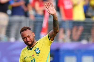 Neymar từ giã tuyển Brazil