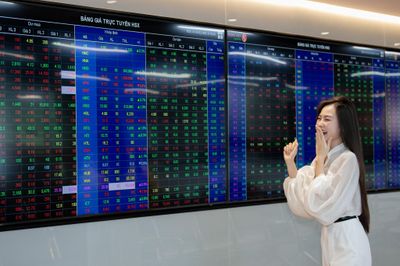 Cổ phiếu Vinhomes bật tăng, VN-Index vượt 1.700 điểm