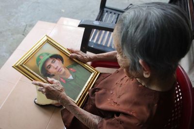 Mẹ vẫn đợi con về