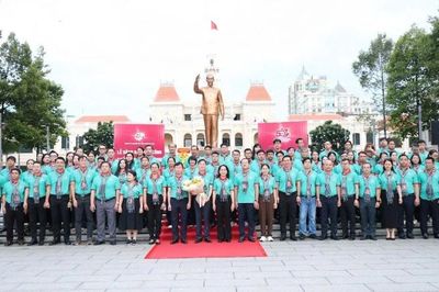 Đảng bộ Ủy ban nhân dân Thành phố Hồ Chí Minh dâng hoa, báo công với Chủ tịch Hồ Chí Minh