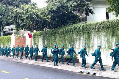 Hành quân rèn luyện giữa lòng thành phố