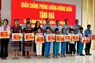 Quân chủng Phòng không - Không quân thăm, tặng quà tại xã Tây Giang (Đà Nẵng)